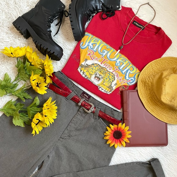 Vintage Jaguars Run this town red tee - Picture 12 of 17